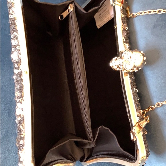 Gorgeous sequin clutch/bag with skull clasp - Picture 4 of 5
